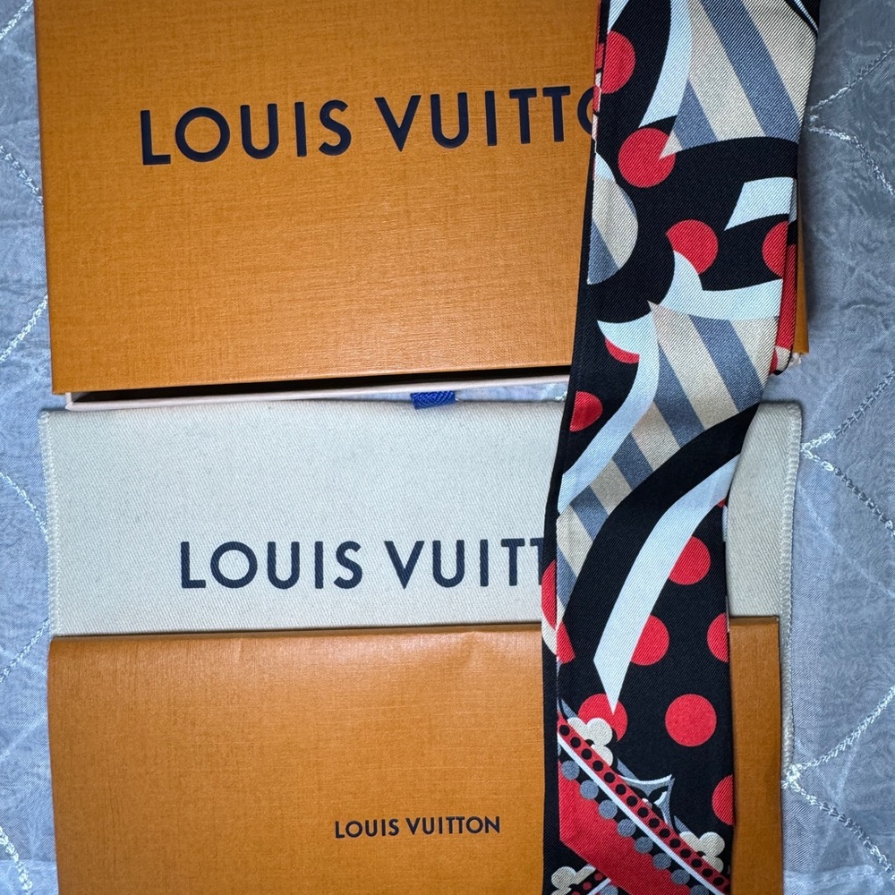 Louis Vuitton Multicolor Silk Bandeau . - Picture 5 of 6
